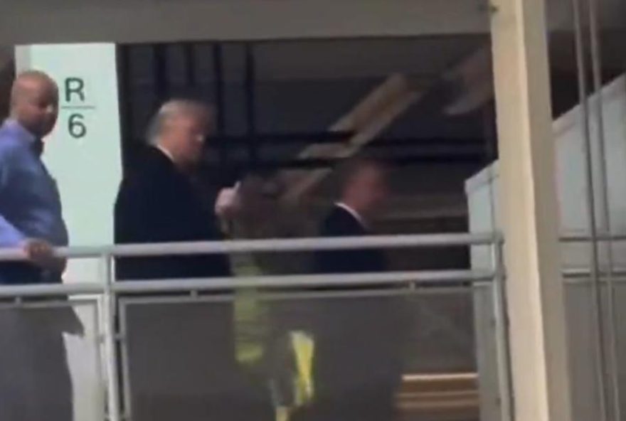 episodio-polemico3A-trump-mostra-dedo-do-meio-e-xinga-em-fabrica-da-ford-nos-eua episodio-polemico3A-trump-mostra-dedo-do-meio-e-xinga-em-fabrica-da-ford-nos-eua