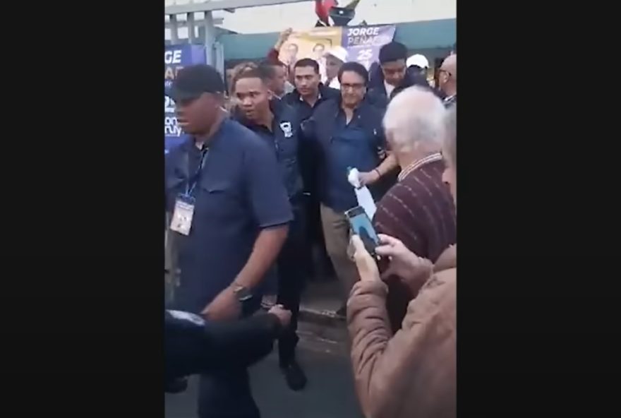 Villavicencio foi atingido com três tiros na cabeça, quando deixava uma escola de Quito (Foto: Reprodução/Youtube)