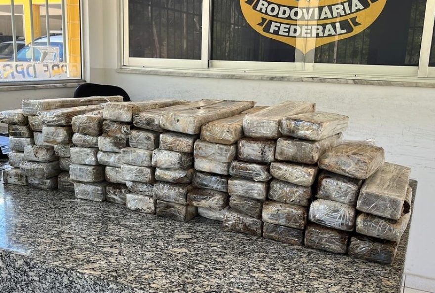 equipe-da-prf-apreende-45-kg-de-maconha-na-br-262-em-minas-gerais3A-policia-suspeita-de-tentativa-de-fuga-de-criminosos