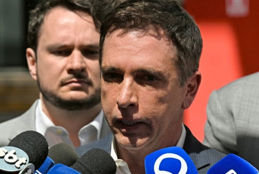 BRAZIL-POLITICS-HEALTH-SURGERY The cardiologist of former Brazil's President (20192023) Jair Bolsonaro, Brasil Ramos Caiado, speaks with the press after Bolsonaro underwent inguinal hernia surgery at DF Star Hospital, in Brasília, on December 25, 2025. Bolsonaro, who is serving a 27-year prison sentence for an attempted coup, underwent a