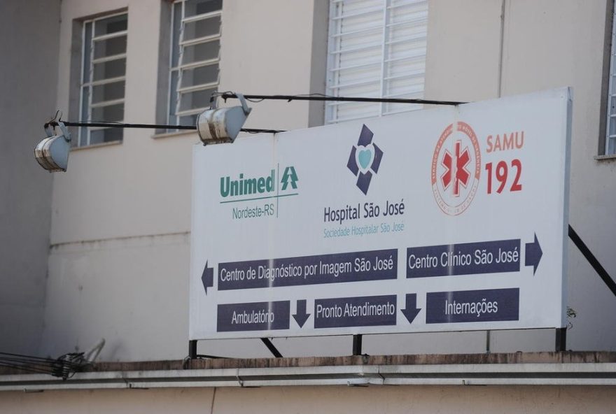 equipe-medica-denunciada-por-homicidio-culposo-de-idosa-apos-queda-de-maca-no-rs equipe-medica-denunciada-por-homicidio-culposo-de-idosa-apos-queda-de-maca-no-rs