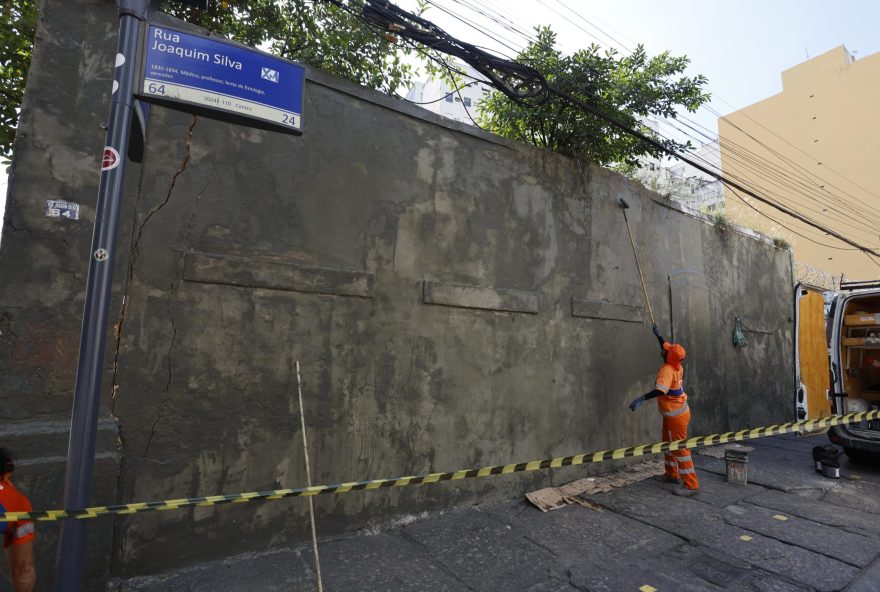 equipes-da-prefeitura-apagam-painel-de-homenagem-a-filho-de-traficante-na-lapa3B-turistas-movimentam-escadaria-selaron equipes-da-prefeitura-apagam-painel-de-homenagem-a-filho-de-traficante-na-lapa3B-turistas-movimentam-escadaria-selaron
