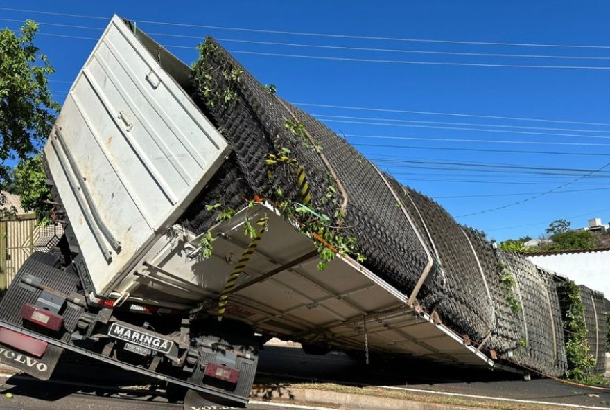 equipes-retiram-carreta-tombada-com-18-toneladas-de-aco-em-presidente-prudente3A-transito-deve-ser-normalizado equipes-retiram-carreta-tombada-com-18-toneladas-de-aco-em-presidente-prudente3A-transito-deve-ser-normalizado