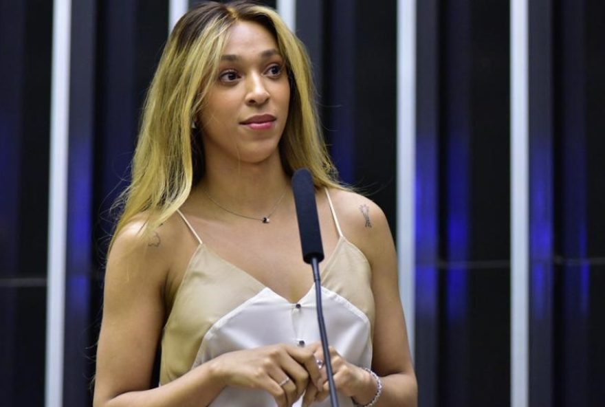 erika-hilton-debocha-de-boicote-as-havaianas-e-e-atacada-por-bolsonaristas erika-hilton-debocha-de-boicote-as-havaianas-e-e-atacada-por-bolsonaristas