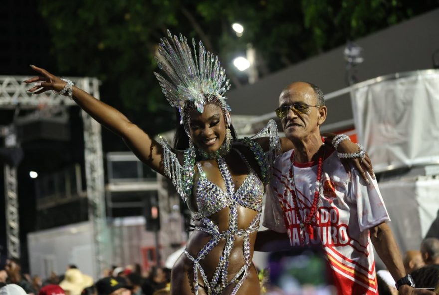 erika-januza-brilha-no-ultimo-ensaio-da-viradouro3A-malunguinho-no-carnaval-2025