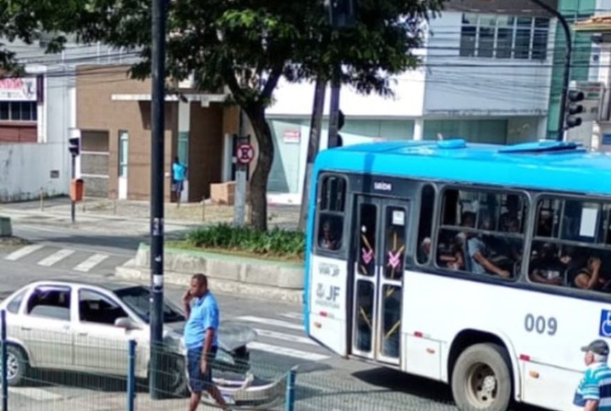 erro-de-gps-causa-acidente-na-avenida-rio-branco-em-juiz-de-fora3A-motorista-invade-pista-de-onibus.-medidas-de-prevencao-e-conscientizacao-sao-essenciais-para-evitar-incidentes