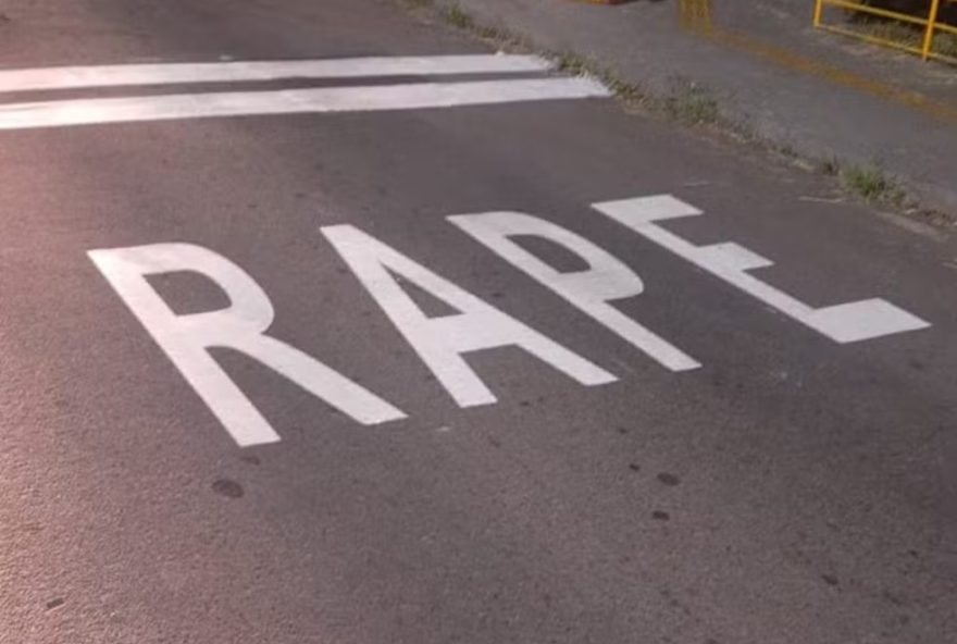 erro-em-sinalizacao-de-transito-vira-piada-em-mg3A-empresa-corrige-pintura-da-palavra-rape-para-pare