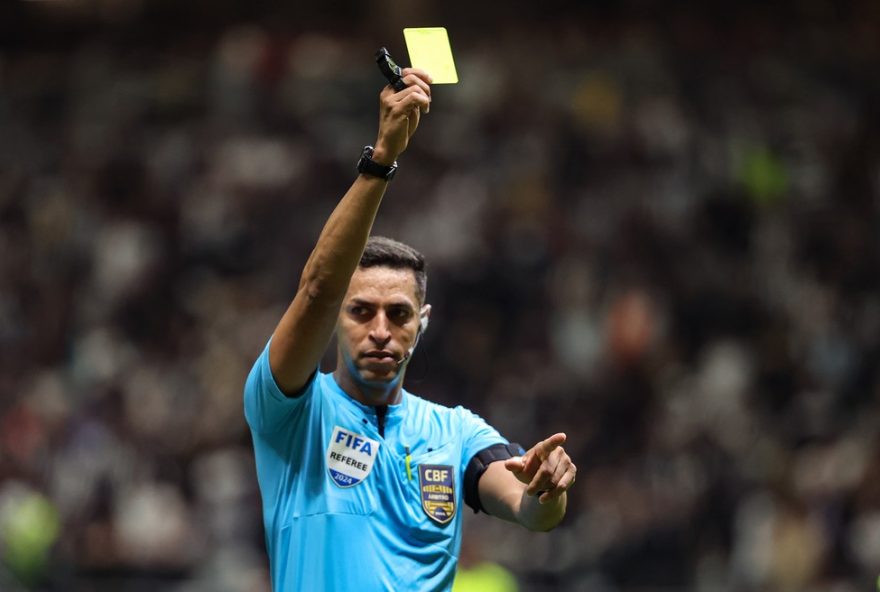 MG - BELO HORIZONTE - 17/06/2024 - BRASILEIRO A 2024, ATLETICO-MG X PALMEIRAS - O arbitro Rodrigo Jose Pereira de Lima durante partida entre Atletico-MG e Palmeiras no estadio Arena MRV pelo campeonato Brasileiro A 2024. Foto: Gilson Lobo/AGIF