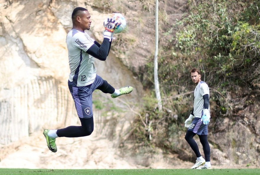 escalacao-do-botafogo-para-confronto-crucial-com-ldu-na-libertadores3A-expectativas-e-desafios.-como-ancelotti-decidira-o-goleiro-titular3F-saiba-mais