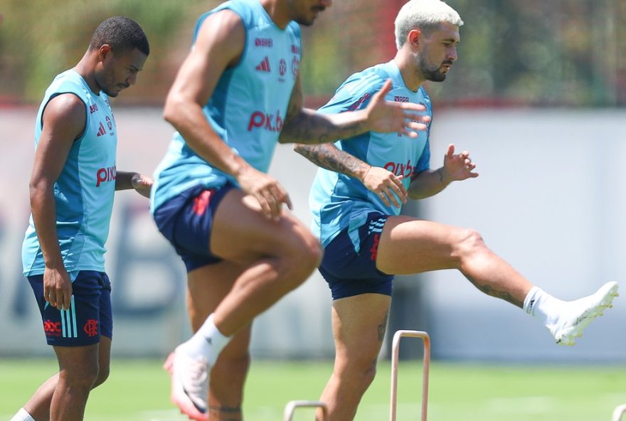 escalacao-do-flamengo-para-o-classico-contra-o-botafogo3A-arrascaeta-e-de-la-cruz-de-volta-e-possibilidade-de-tres-zagueiros.-preparacao-intensa-no-ninho-do-urubu