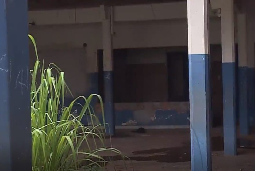 escola-parada-ha-quase-dois-anos-prejudica-alunos-em-imperatriz3A-veja-a-situacao escola-parada-ha-quase-dois-anos-prejudica-alunos-em-imperatriz3A-veja-a-situacao