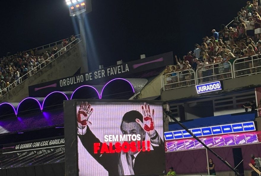 escola-que-homenageara-lula-na-sapucai-exibe-memes-de-bolsonaro-em-teloes-durante-ensaio escola-que-homenageara-lula-na-sapucai-exibe-memes-de-bolsonaro-em-teloes-durante-ensaio