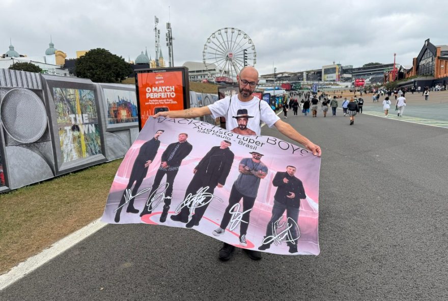 escritor-emociona-fas-ao-levar-bandeira-dos-backstreet-boys-no-the-town-em-tributo-a-amiga-falecida-na-pandemia