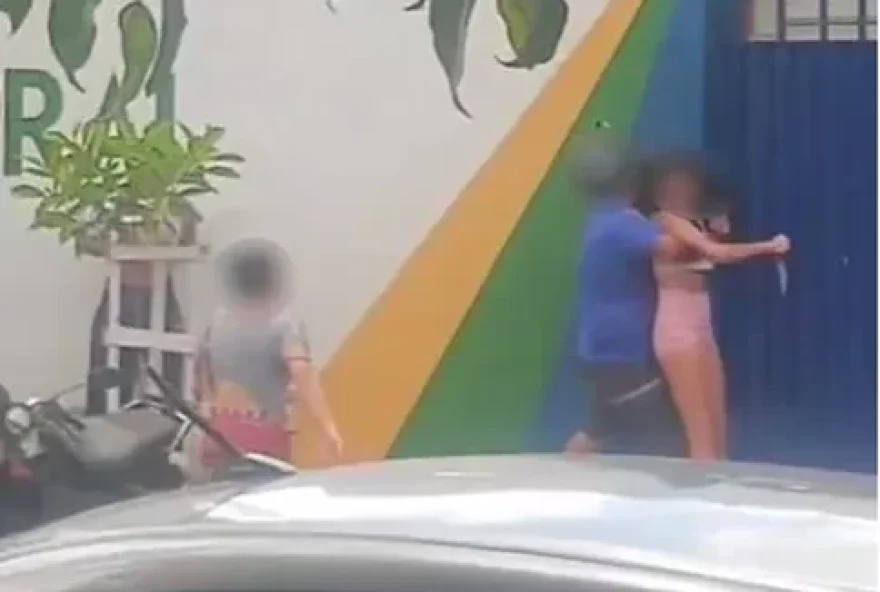 Jovem esfaqueia adolescente durante briga na porta da escola, em Caldas Novas