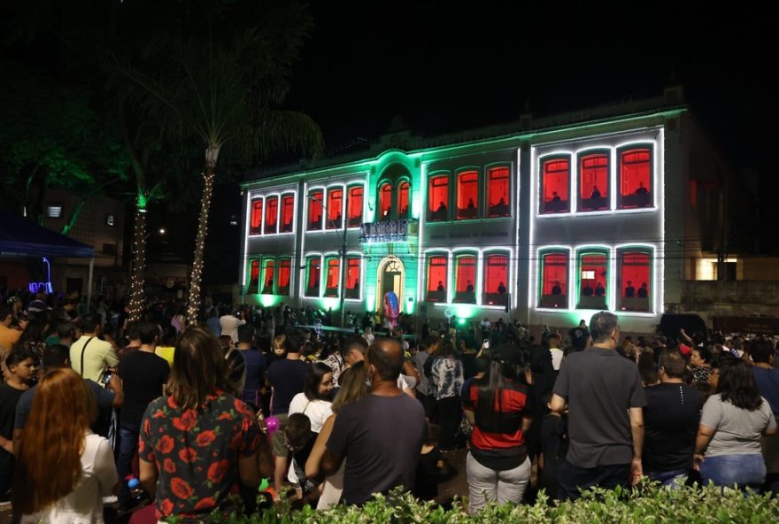 espetaculo-janelas-encantadas-com-luzes-e-papai-noel-no-centro-de-uberlandia3A-programacao-e-atracoes-um-natal-de-luz