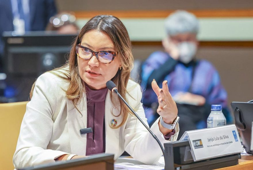 Nova York, EUA, 13.03.2024 – Janja Lula da Silva participa de evento do PNUD América Latina e Caribe com o tema “Financiamento para a igualdade de gênero: reduzir desigualdades e fortalecer democracias”. Foto: Claudio Kbene/PR Nova York, EUA, 13.03.2024 - Janja Lula da Silva participa de evento do PNUD América Latina e Caribe com o tema “Financiamento para a igualdade de gênero: reduzir desigualdades e fortalecer democracias