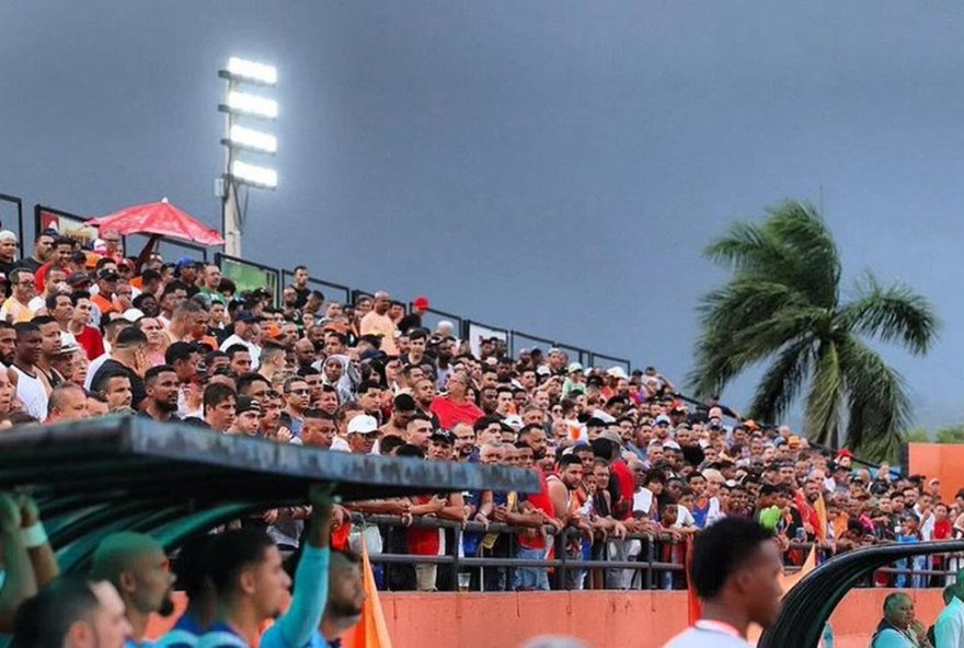 estadio-do-nova-iguacu-recebe-jogo-noturno-historico-apos-inauguracao-dos-refletores