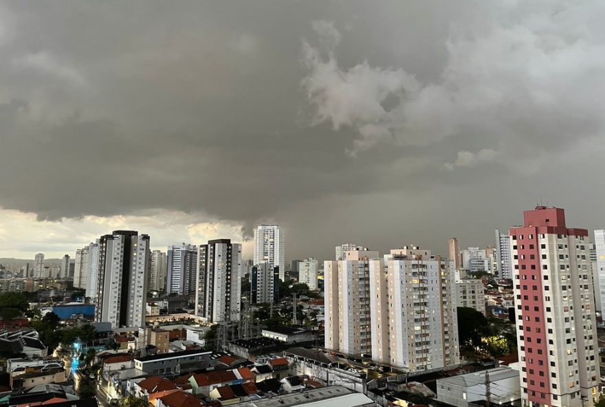 estado-de-atencao-para-alagamentos-na-zona-leste-de-sao-paulo3A-populacao-em-alerta-contra-as-fortes-chuvas