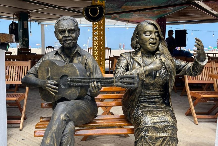 estatua-de-preta-gil-e-inaugurada-em-copacabana-como-homenagem-a-musica-brasileira