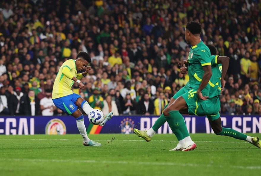 estevao-marca-gol-e-recebe-conselhos-de-ancelotti-em-vitoria-do-brasil3A-melhores-momentos estevao-marca-gol-e-recebe-conselhos-de-ancelotti-em-vitoria-do-brasil3A-melhores-momentos