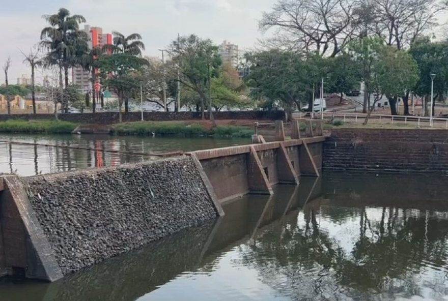 estiagem-e-calorao-secam-vertedouro-em-rio-preto-apos-60-dias-sem-chuva