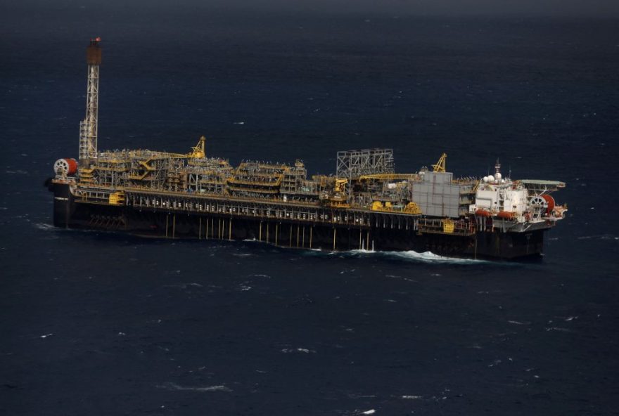estoque-de-petroleo-nos-eua-sobe-para-4432C158-mi-de-barris2C-aponta-departamento-de-energia-doe