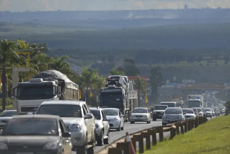 Neste período de férias, movimento aumenta nas estradas; PRF orienta para garantir a segurança em situações de pane veicular (Foto: Agência Brasil)