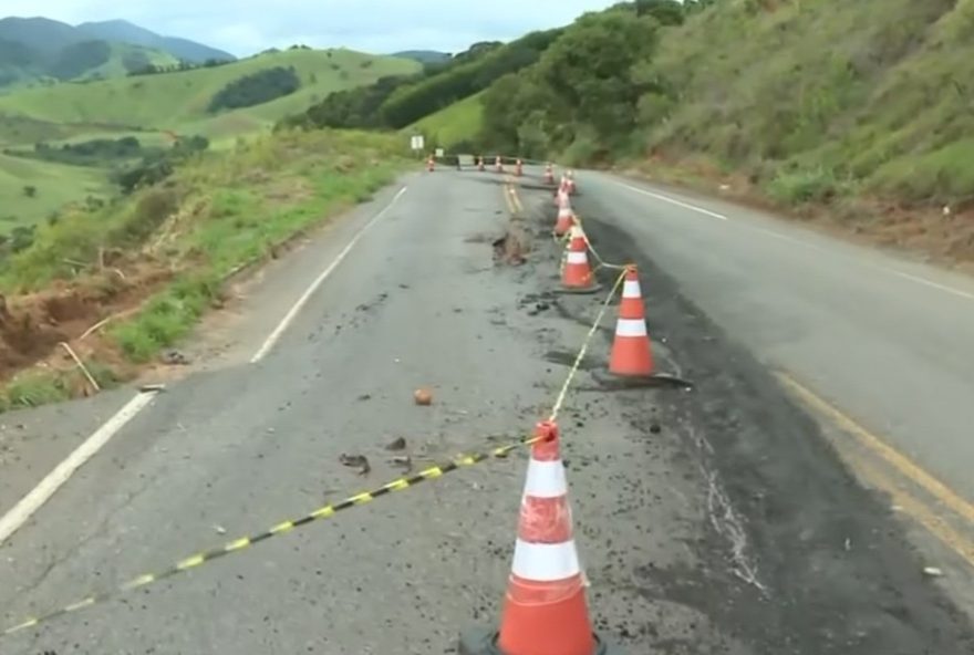 estrada-mgc-383-em-maria-da-fe2C-mg3A-pista-cede-mais-de-1-metro-entre-itajuba-em-maria-da-fe-situacao-critica-exige-atencao-das-autoridades-diario-do-estado