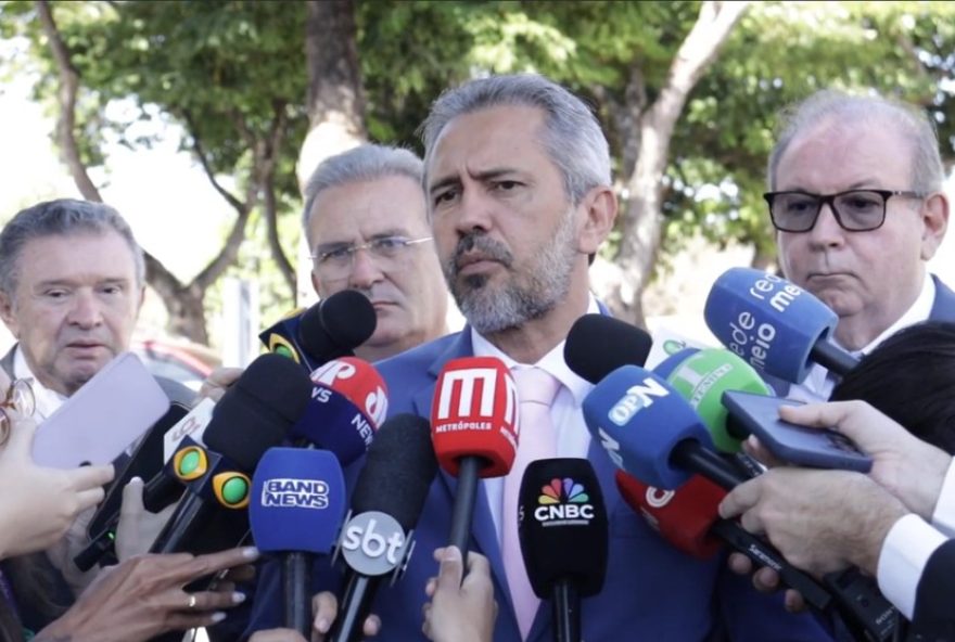 estrategia-de-dialogo-e-negociacao-para-enfrentar-tarifaco-dos-eua2C-afirma-elmano-de-freitas