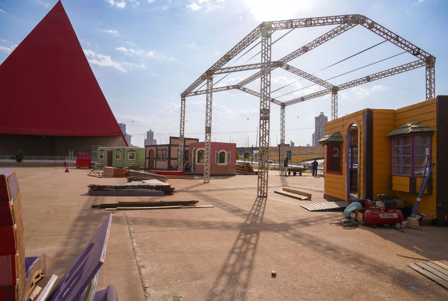 estrutura-do-natal-do-bem-2025-comeca-a-tomar-forma-em-goiania