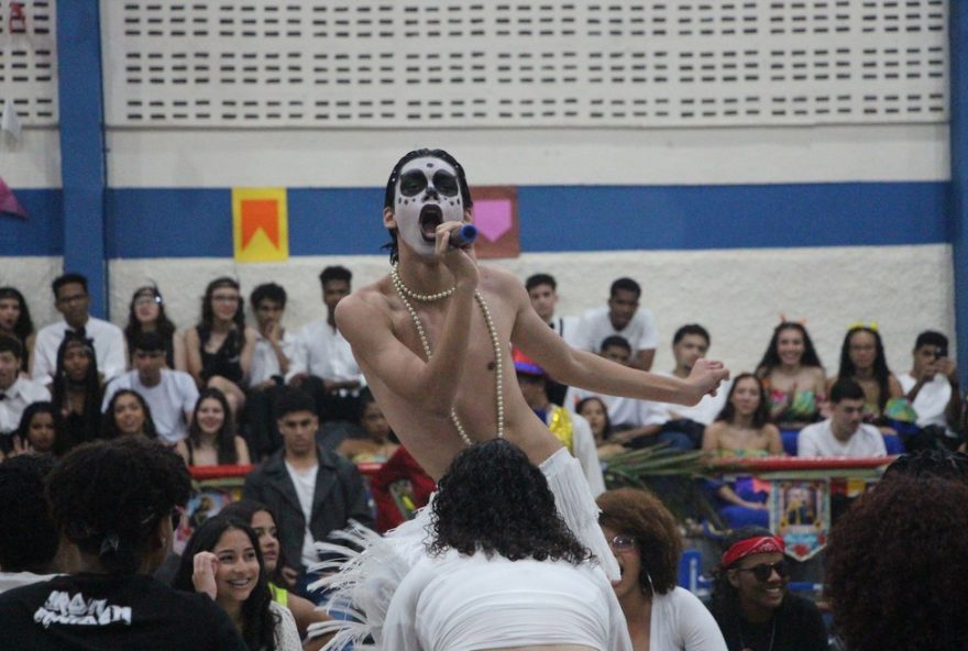 estudante-brilha-ao-performar-ney-matogrosso-e-recebe-elogios-do-artista