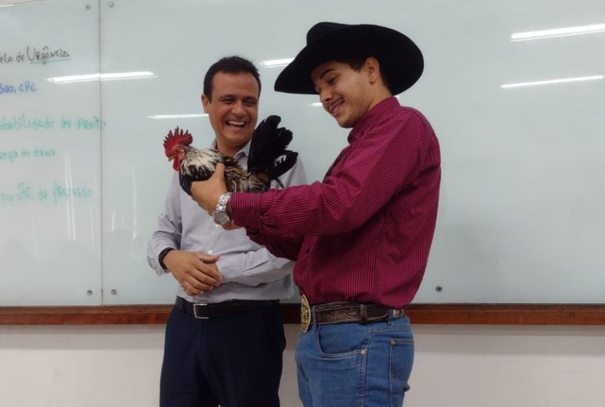 estudante-de-direito-surpreende-professor-com-presente-inusitado-em-goias3A-um-galo-garnize