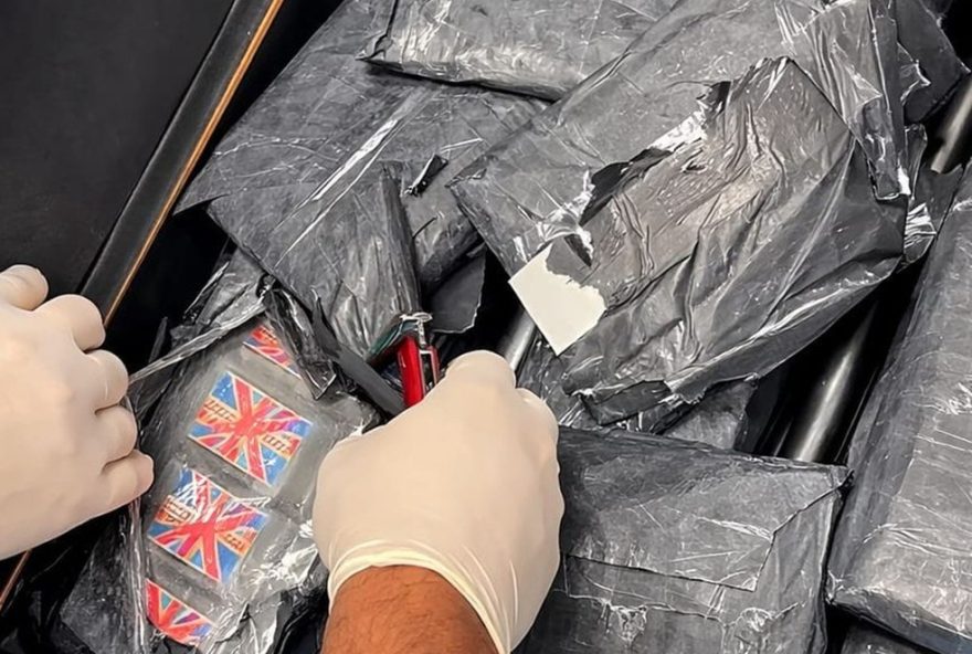 estudante-presa-pela-pf-com-droga-em-fundo-falso-de-mala-no-aeroporto-de-florianopolis estudante-presa-pela-pf-com-droga-em-fundo-falso-de-mala-no-aeroporto-de-florianopolis