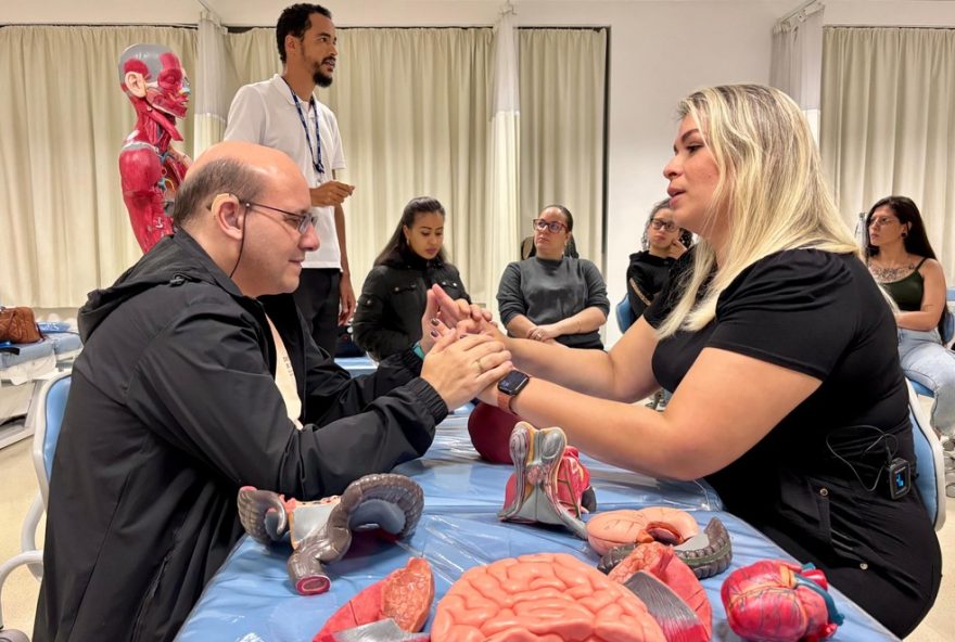 estudante-surdocego-em-curso-de-massoterapia-em-libras-tatil