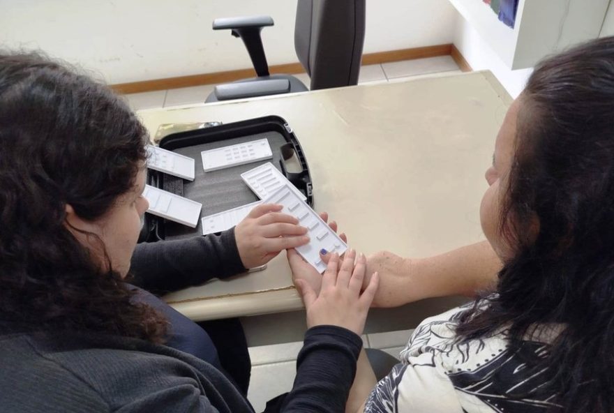 estudantes-de-sc-criam-telas-tateis-3d-para-auxiliar-cegos-no-celular estudantes-de-sc-criam-telas-tateis-3d-para-auxiliar-cegos-no-celular