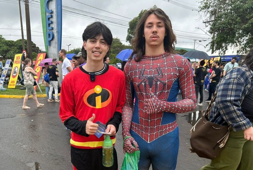 estudantes-participam-do-enem-com-fantasias-de-super-herois-em-sao-carlos-sp-de estudantes-participam-do-enem-com-fantasias-de-super-herois-em-sao-carlos-sp-de