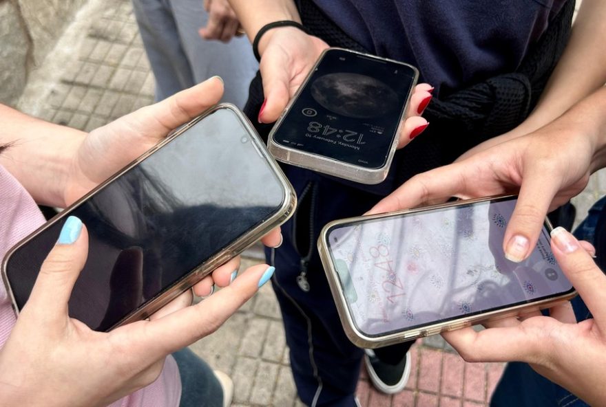 estudantes-se-adaptam-a-nova-lei-de-restricao-de-celulares-nas-escolas3A-nao-sinto-mais-ansiedade2C-diz-aluna