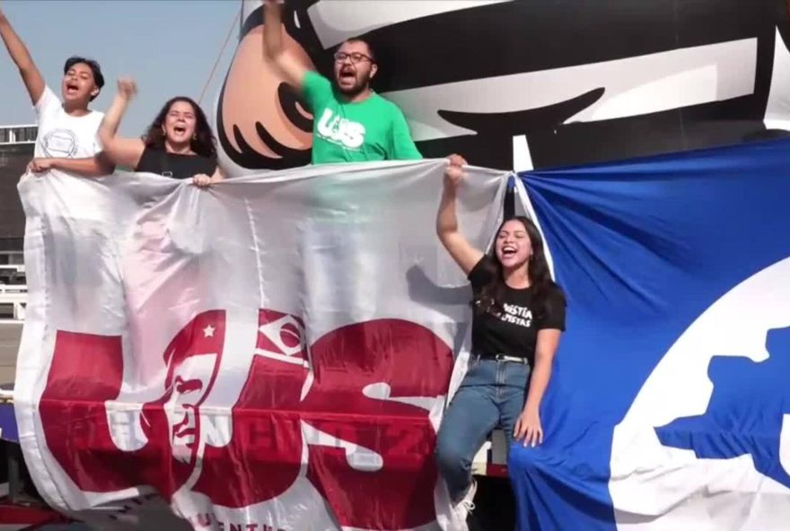 estudiantes-protestan-en-brasilia-con-muneco-de-bolsonaro-como-recluso