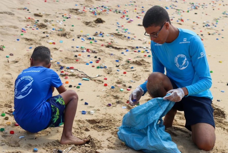 estudo-aponta-que-lixo-oceanico-em-noronha-vem-do-congo2C-na-africa
