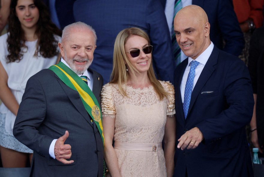 FILE PHOTO: Brazil's President Luiz Inacio Lula da Silva poses for a picture with Brazil's Supreme Court Judge Alexandre de Moraes and his wife Viviane Barci de Moraes during the Independence Day parade in Brasilia, Brazil September 7, 2024. REUTERS/Adriano Machado/File Photo