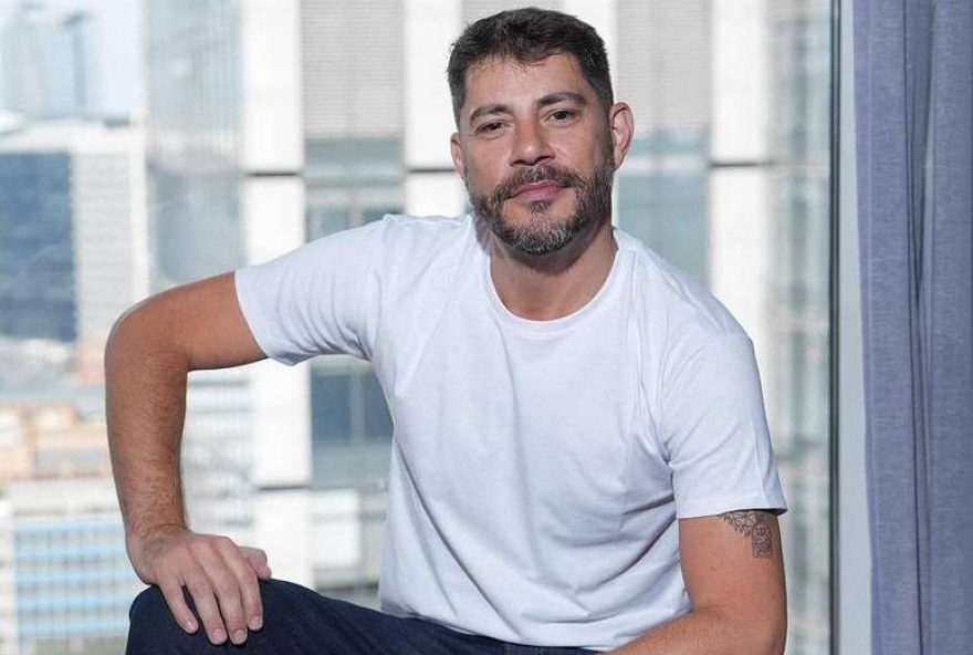 evaristo-costa-responde-a-comentario-homofobico-em-interacao-nas-redes-sociais evaristo-costa-responde-a-comentario-homofobico-em-interacao-nas-redes-sociais