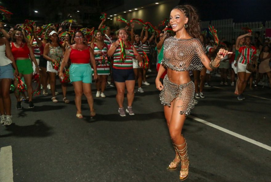 evelyn-bastos-e-brunna-goncalves-brilham-nos-ensaios-de-rua-das-escolas-de-samba-do-rio evelyn-bastos-e-brunna-goncalves-brilham-nos-ensaios-de-rua-das-escolas-de-samba-do-rio