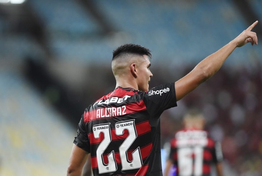 everton-segue-interessado-em-alcaraz-do-flamengo3B-clube-ingles-decide-futuro-ate-o-final-do-mes
