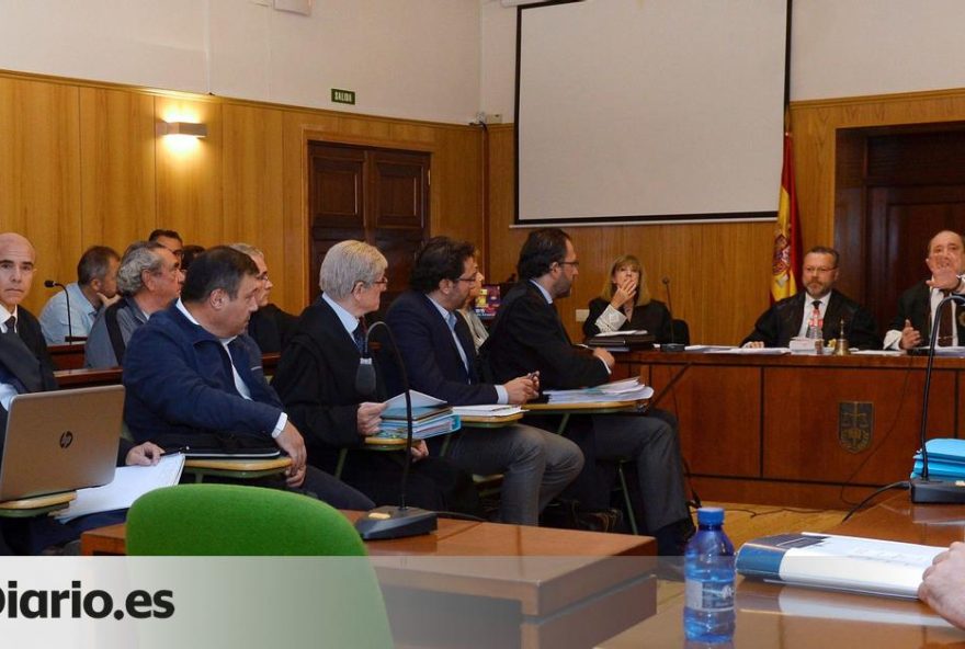 Juicio PGOU GRAF5271. VALLADOLID, 18/09/2018.- El juicio por supuesta falsedad y manipulación indebida del Plan General de Ordenación Urbana (PGOU) de Valladolid de 2003 ha comenzado esta mañana, con ciertos problemas de espacio para los acusados y sus defensas lo que ha motivado la suspensión del mismo varios minutos, en la Audiencia Provincial con 13 acusados de haberse beneficiado de las modificaciones del documento urbanístico aplicadas sin consentimiento.EFE/NACHO GALLEGO