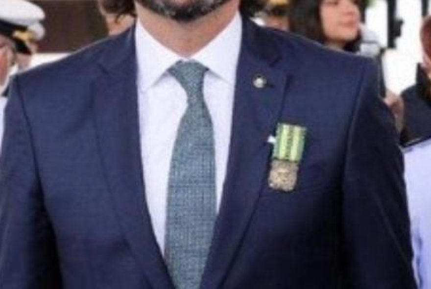 ex-assessor-de-bolsonaro-sera-elo-entre-campanhas-de-flavio-e-tarcisio ex-assessor-de-bolsonaro-sera-elo-entre-campanhas-de-flavio-e-tarcisio