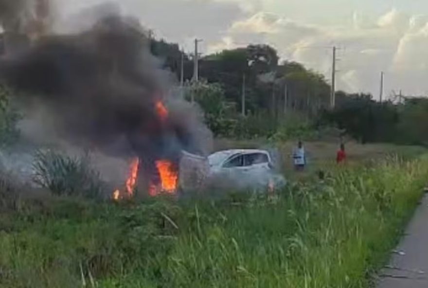 ex-bahia-e-esposa-ficam-feridos-em-acidente-na-br-1013B-carro-pegou-fogo ex-bahia-e-esposa-ficam-feridos-em-acidente-na-br-1013B-carro-pegou-fogo