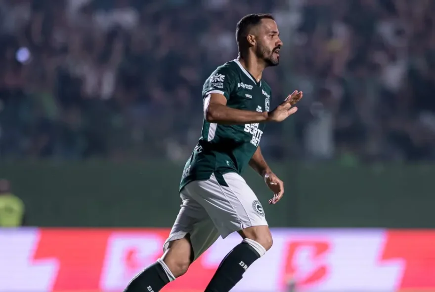 ex-cruzeiro-marca-gol-decisivo-e-goias-mantem-lideranca-na-serie-b