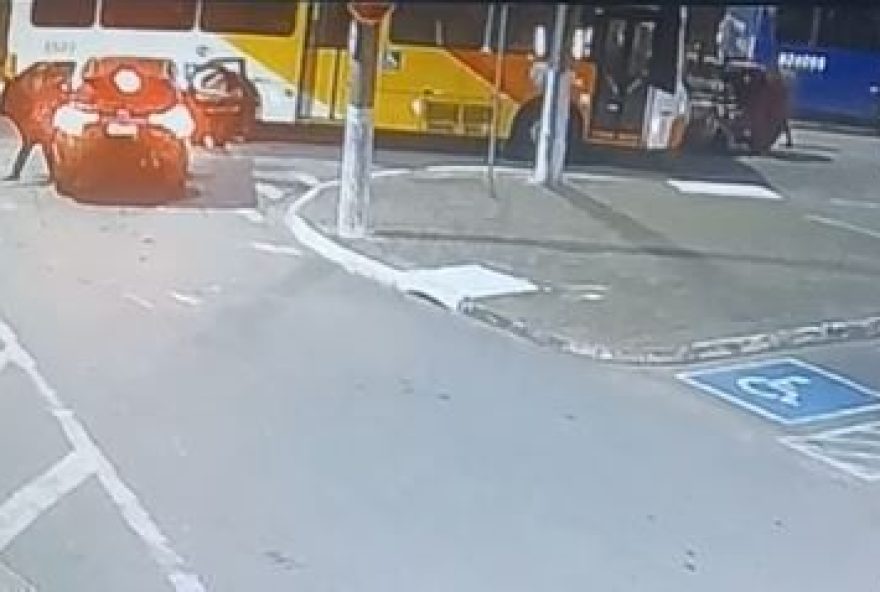 ex-delegado-e-morto-com-tiro-de-fuzil-no-litoral-carro-capotou-durante-fuga