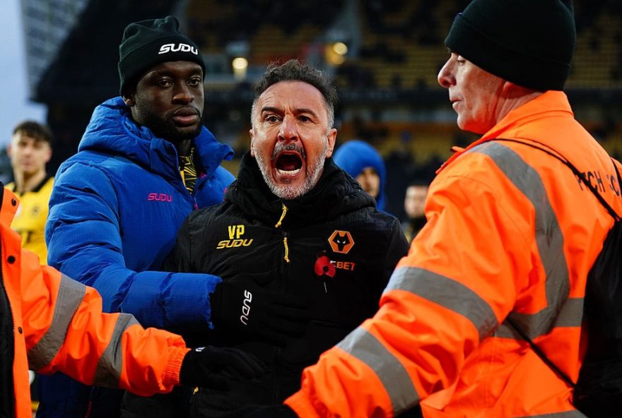 ex-flamengo-e-corinthians2C-vitor-pereira-e-contido-por-jogadores-apos-discussao-com-torcida-dos-wolves ex-flamengo-e-corinthians2C-vitor-pereira-e-contido-por-jogadores-apos-discussao-com-torcida-dos-wolves