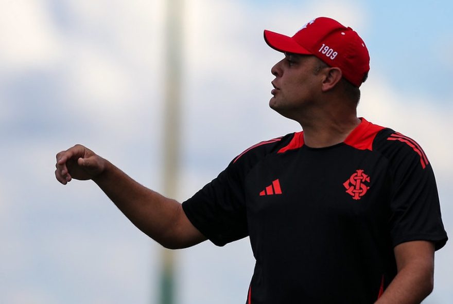 ex-goleiro-renan-assume-como-novo-tecnico-da-aparecidense-em-2026